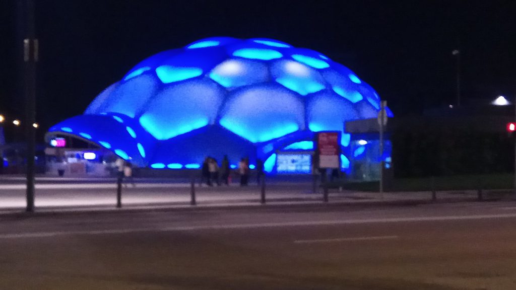 Cúpula del milenio iluminada de azul, con motivo del día internacional TCA