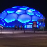 Cúpula del milenio iluminada de azul, con motivo del día internacional TCA